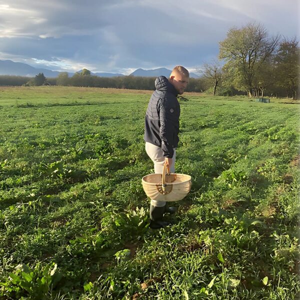 Portrait d'Hugo Peillex, producteur de Safran en France, dans le champ du Safran de Gervan en Isère.